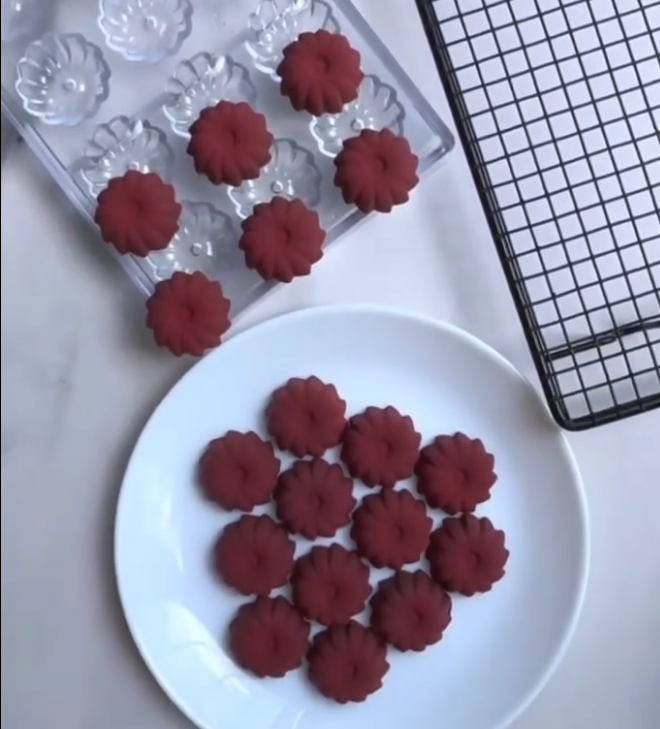 Rounded Flower Praline Chocolate Mould No: 147